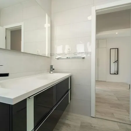 Marita Zadarvillas *