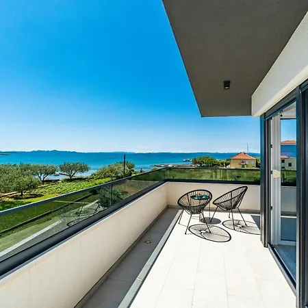 Marita Zadarvillas *