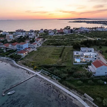 Marita Zadarvillas *