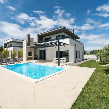 Marita Zadarvillas *